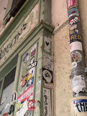 Paryžiaus olimpinių žaidynių „valymą“ gatvės lipdukai išgyveno tik Monmartre. Paryžius, 2024 m. Vytenio Bagdono nuotr.